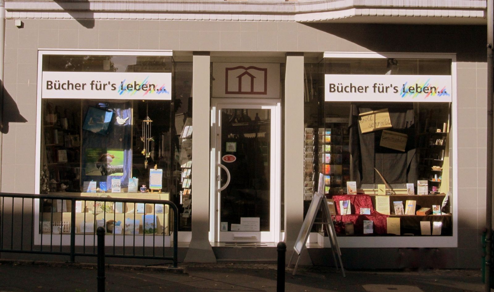 Schaufenster der Christlichen Bücherstube Opladen an der Kölner Straße mit dem Schriftzug „Bücher für's Leben“