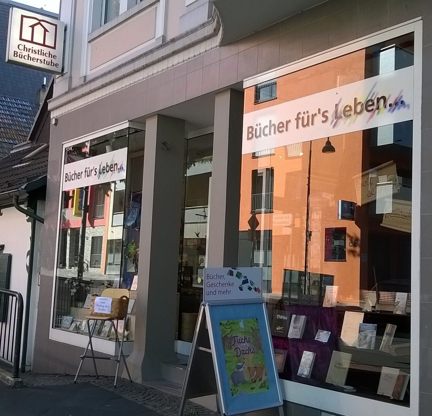 Eingang der Bücherstube mit Aufsteller und Schaufenster