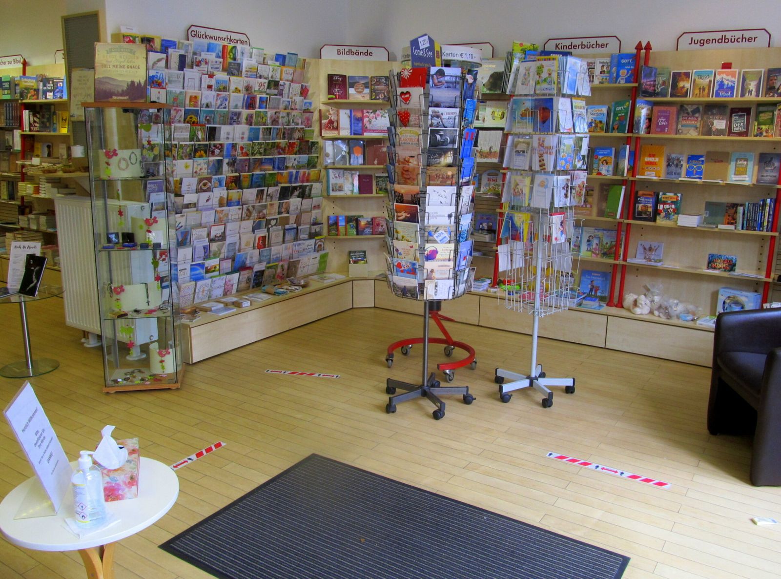 Regale mit Büchern, Karten und Geschenken